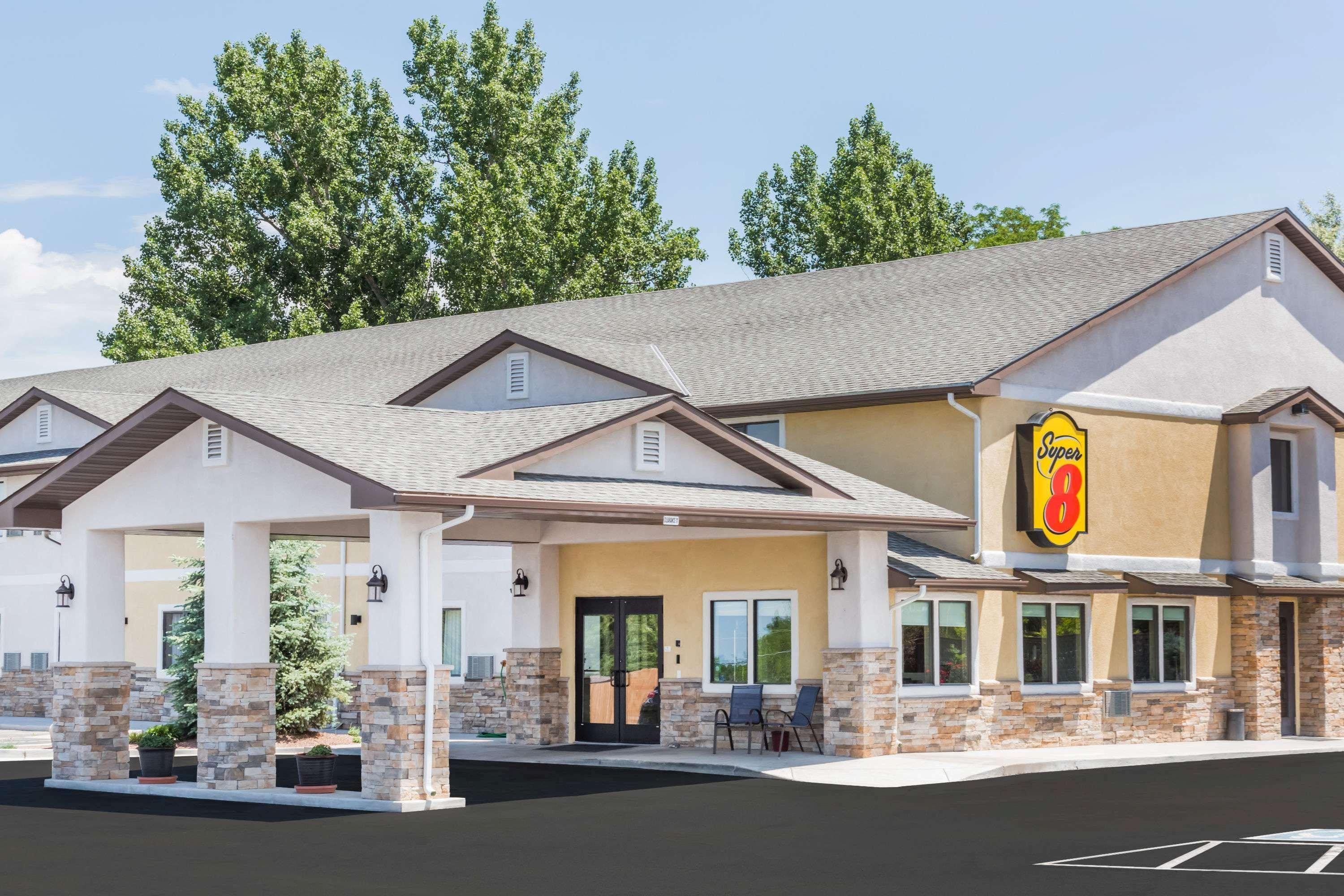 Super 8 By Wyndham Montrose Motel Exterior photo