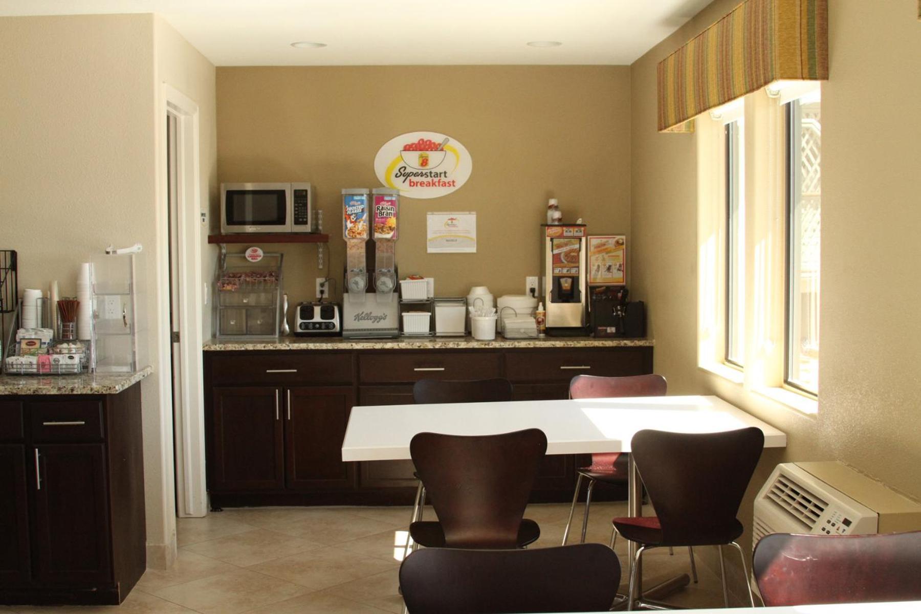 Super 8 By Wyndham Montrose Motel Exterior photo