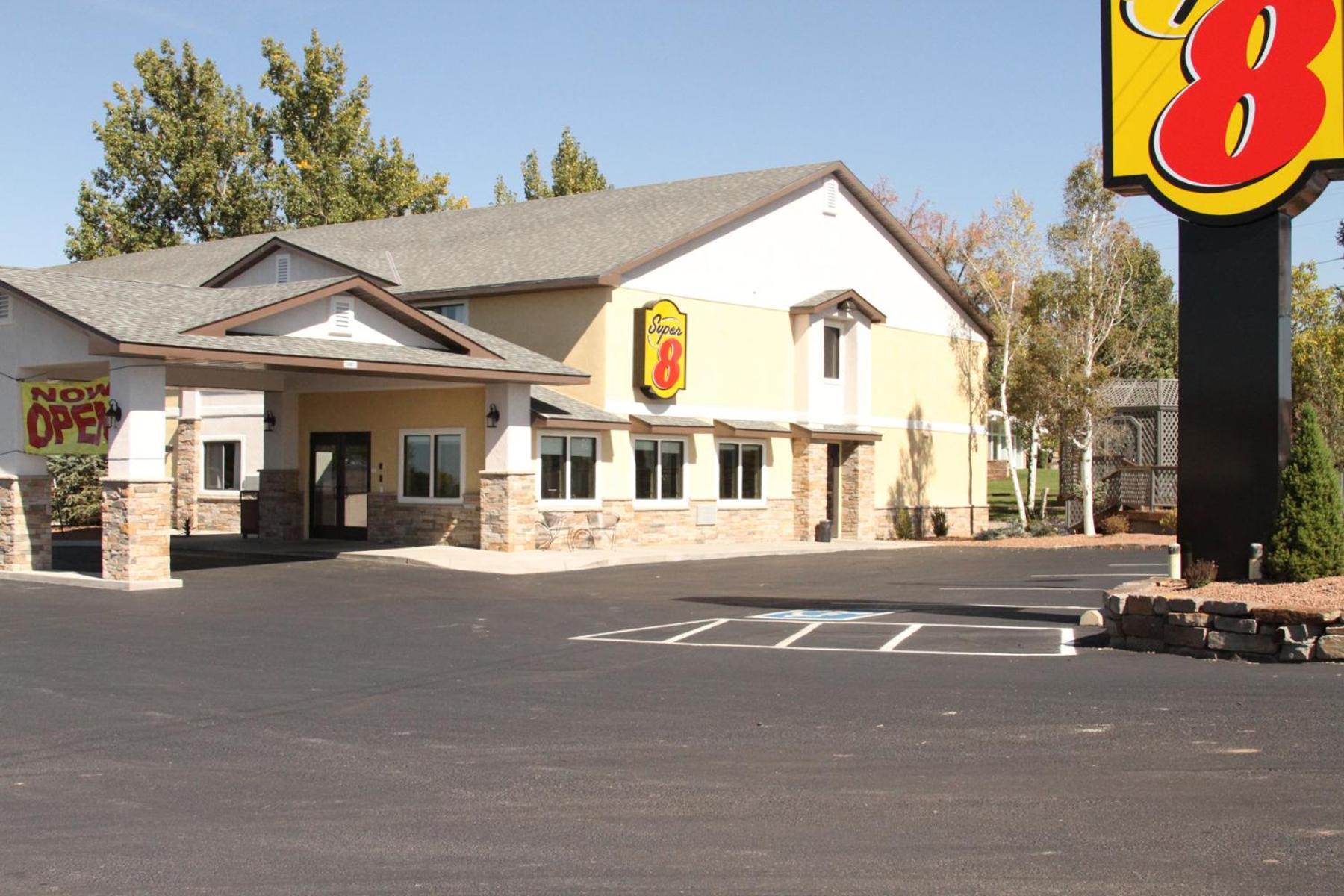 Super 8 By Wyndham Montrose Motel Exterior photo